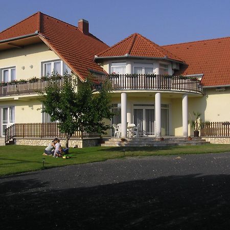 Szaloky Apartmanhaz Денешдиаш Экстерьер фото