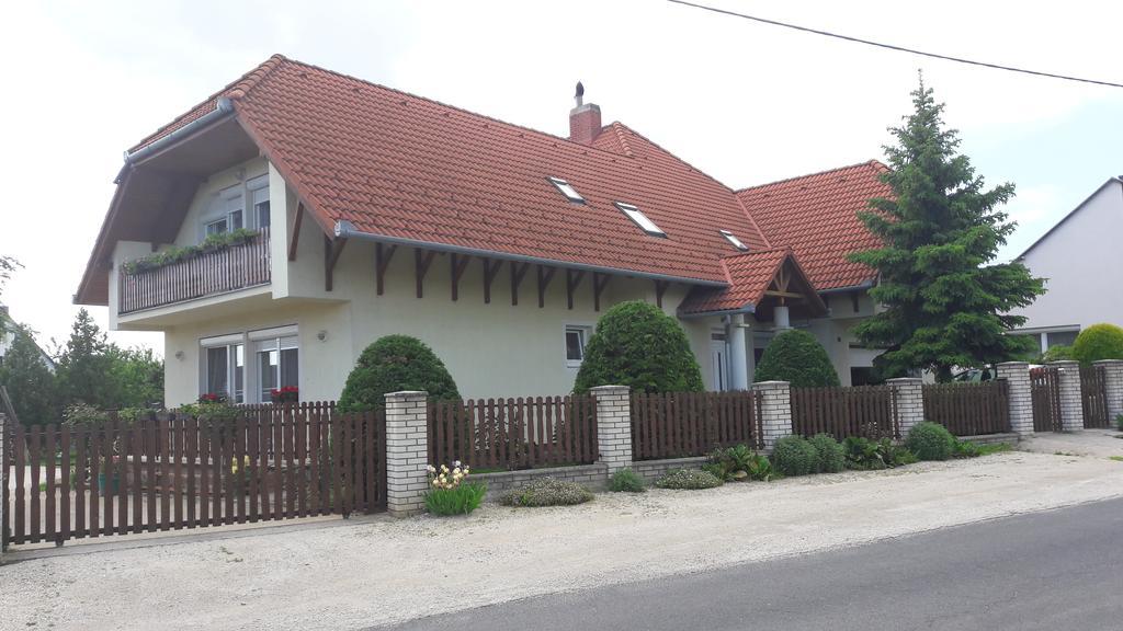 Szaloky Apartmanhaz Денешдиаш Экстерьер фото